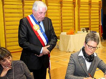 Adelsdorfs Zweite Bürgermeisterin Jutta Köhler unterzeichnet die französische Urkunde. Fotos: Johanna Blum