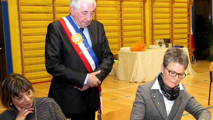 Adelsdorfs Zweite Bürgermeisterin Jutta Köhler unterzeichnet die französische Urkunde. Fotos: Johanna Blum