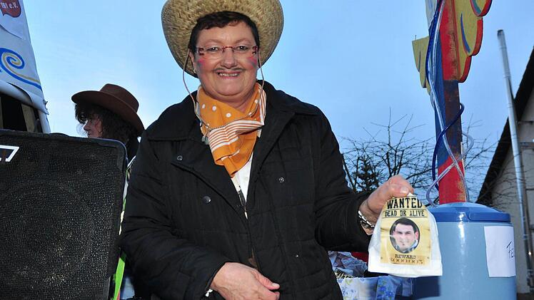 Die DJK-Fans verteilten einen "Steckbrief" mit dem Kopf von Bürgermeister Holger Baunacher. In der Tüte mit dem "Wanted"-Aufdruck befanden sich ein Brötchen und Marmelade. Geschenke, die Baunacher vor seiner Wahl zum Bürgermeister von Wonfurt großzügig verschenkte.