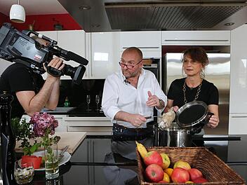 Ronald Walter und seine Frau Alexandra bei den Vorbereitungen für sein "Perfektes Dinner". Fotos: Ronald Rinklef