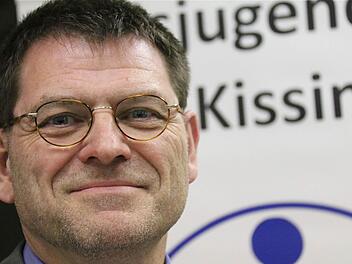 Stefan Seufert vom Landratsamt berichtete bei der Jahreshauptversammlung des Kreisjugendrings in Ramsthal über die aktuelle Situation der Asylbewerber im Landkreis. Foto: Gerd Schaar