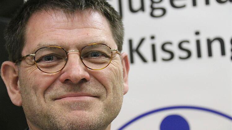 Stefan Seufert vom Landratsamt berichtete bei der Jahreshauptversammlung des Kreisjugendrings in Ramsthal über die aktuelle Situation der Asylbewerber im Landkreis. Foto: Gerd Schaar