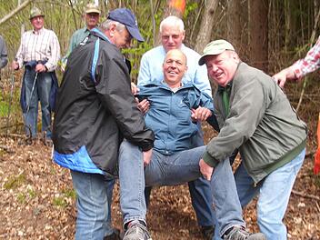 Wildfleckens Bürgermeister Gerd Kleinhenz wird am Drei-Märker-Grenzstein gestaucht. Foto: Feldgeschworene