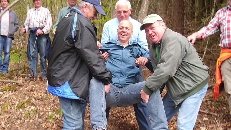 Wildfleckens Bürgermeister Gerd Kleinhenz wird am Drei-Märker-Grenzstein gestaucht. Foto: Feldgeschworene