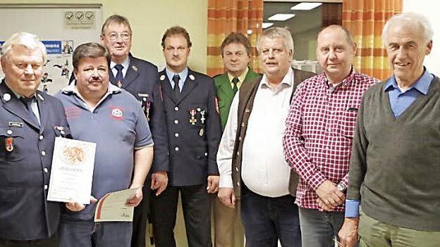 Auch langjährige Vereinsmitglieder wurden geehrt. Darunter war auch Heinrich Zschach (rechts im Bild), der der Feuerwehr seit 60 Jahren die Treue hält.