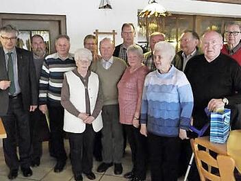 Die für 40 Jahre Mitgliedschaft Geehrten zusammen mit Bürgermeister Rüdiger Gerst (1. von links) und Zweitem Vorsitzenden Roland Haderlein (7. von links) Foto: p