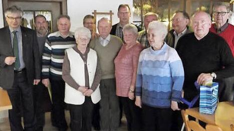 Die für 40 Jahre Mitgliedschaft Geehrten zusammen mit Bürgermeister Rüdiger Gerst (1. von links) und Zweitem Vorsitzenden Roland Haderlein (7. von links) Foto: p