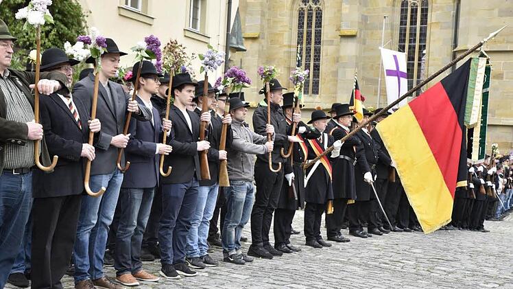 Es geht den Teilnehmern am Bürgerwehrauszug unter die Haut, wenn die Bürgerwehrfahne am Marktplatz eintrifft und sich zum Lied vom Kameraden senkt.