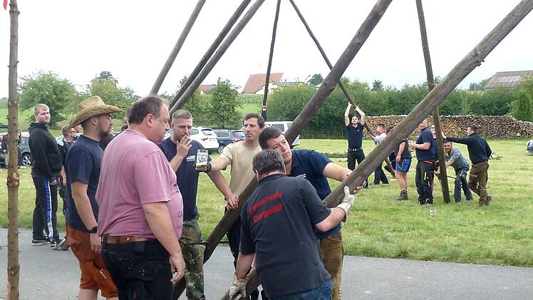 Mit den Bäumen in Herzogenaurach war es für Walter Nussel der 40. Kirchweihbaum als Capo.  Foto: Richard Sänger