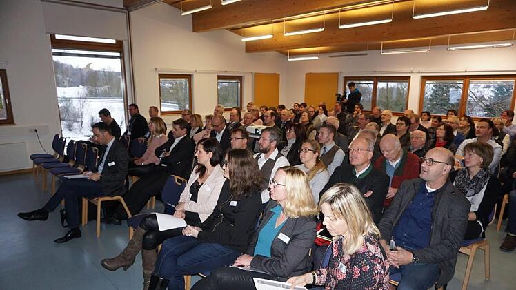 Seit zehn Monaten gibt es die Rhön GmbH. Touristiker und Vertreter der beteiligten Kommunen aus Hessen, Bayern und Thüringen kamen in Oberbach zusammen, um sich über die bundesländerübergreifende Organisationsstruktur zu informieren und gemeinsam mögliche Synergien auszuloten. Foto: Marion Eckert