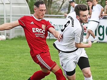 Hier kämpfen der Johannisthaler Patrick Greser (rotes Trikot) und Kevin Kleylein von den TSF Theisenort in der Rückrunden-Begegnung noch direkt um den Ball. Am Samstag streiten sich die beiden Mannschaften im Fernduell um die Meisterschaft in der Kreisklasse 2.  Foto: Heinrich Weiß
