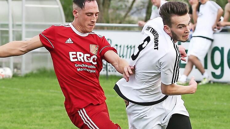 Hier kämpfen der Johannisthaler Patrick Greser (rotes Trikot) und Kevin Kleylein von den TSF Theisenort in der Rückrunden-Begegnung noch direkt um den Ball. Am Samstag streiten sich die beiden Mannschaften im Fernduell um die Meisterschaft in der Kreisklasse 2.  Foto: Heinrich Weiß