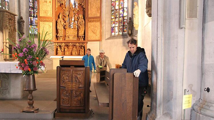 Helfer transportieren die Bänke aus dem Altarraum ab.Heike Beudert