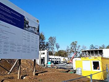 Die Bautafel zeigt schon, wie er einmal aussehen soll, der Bau- und Betriebshof für Park und Schloss Rosenau, der gerade anfängt, Formen anzunehmen. Fotos: Jochen Berger