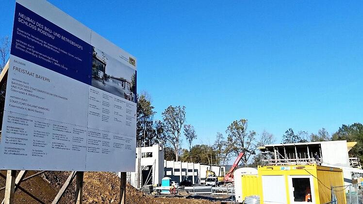 Die Bautafel zeigt schon, wie er einmal aussehen soll, der Bau- und Betriebshof für Park und Schloss Rosenau, der gerade anfängt, Formen anzunehmen. Fotos: Jochen Berger