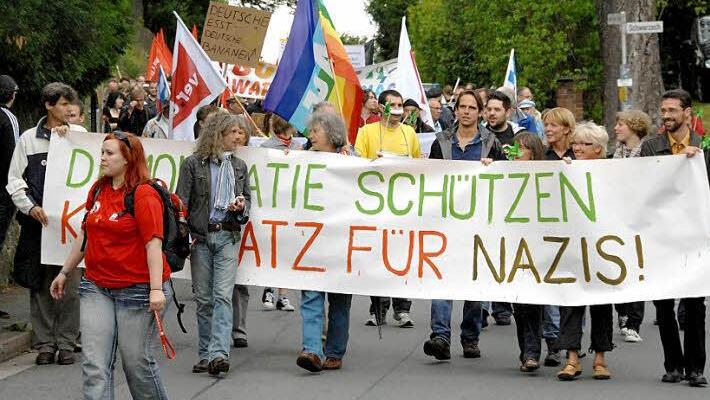 Im Frühling und im Herbst wurde in Schwarzach gegen rechtsextreme Umtriebe demonstriert. Jetzt will eine Abordnung aus dem Raum Kulmbach die Wunsiedler bei ihrem Protest unterstützen. Foto: Archiv/Ronald Rinklef