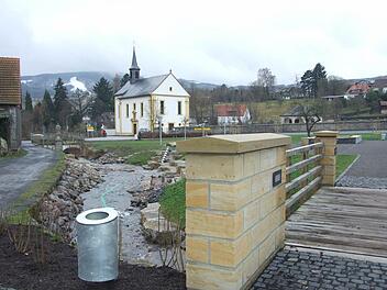 Auch wenn es im Moment noch alles grau in grau wirkt, der neue Wasserspielplatz in Bischofsheim wird, sobald es etwas wärmer wird, die neue Attraktion in Bischofsheim sein. Foto: Eckert