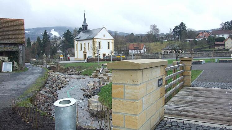 Auch wenn es im Moment noch alles grau in grau wirkt, der neue Wasserspielplatz in Bischofsheim wird, sobald es etwas wärmer wird, die neue Attraktion in Bischofsheim sein. Foto: Eckert