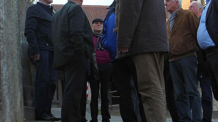 Der Kreis-Bauausschuss bei seiner Besichtigungstour in Autenhausen.