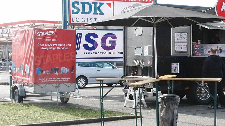Ein umgebauter alter Freightliner Truck steht täglich auf einem Firmenparkplatz: Mitarbeiter von "RibWich" verkaufen "Smoked Porc im Bug" für 7,90 Euro das Stück. Foto: Peter Budig