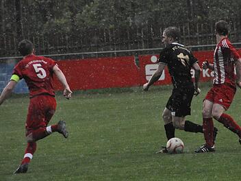 FC Kronach - TSV Staffelstein: Bei strömendem Regen war Andras Böhnlein (am Ball) mit drei Treffern der auffälligste Spieler auf dem Platz. Foto: Herbert Kalb