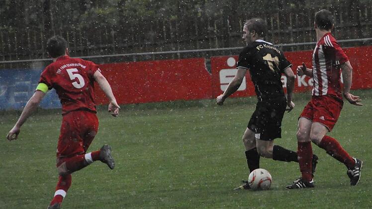 FC Kronach - TSV Staffelstein: Bei strömendem Regen war Andras Böhnlein (am Ball) mit drei Treffern der auffälligste Spieler auf dem Platz. Foto: Herbert Kalb
