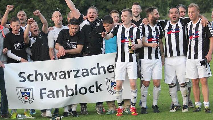 Die Schwarzacher Fußballer nach dem gewonnenen Elfmeterschießen gegen Glashütten. Fotos: anpfiff.info