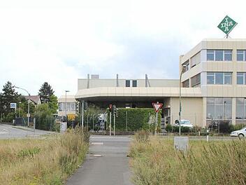 Aus diesem Radweg, der auf Höhe des Bechhofener Wegs in die B 470 mündet, könnte eine zweite Aischüberquerung in Höchstadt werden. Foto: Andreas Dorsch