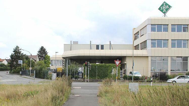 Aus diesem Radweg, der auf Höhe des Bechhofener Wegs in die B 470 mündet, könnte eine zweite Aischüberquerung in Höchstadt werden. Foto: Andreas Dorsch