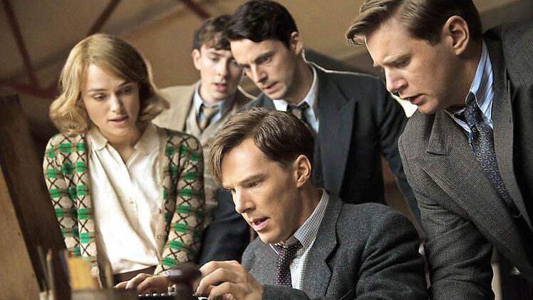 Die Codeknacker (von links) bei ihrem entscheidenden Durchbruch (von links) Joan Clarke, (Keira Knightley), Matthew Beard (Peter Hilton), Hugh Alexander (Matthew Goode), Alan Turing (Benedict Cumberbatch) und John Cairncross (Allen Leech ).  Foto: Weinstein/Universum