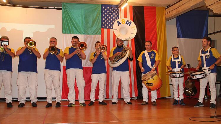 Die Gruppe La Banda der Batterie Fanfare der Partnerstadt Cournon spielte sich in die Herzen der Gäste. Foto: Gerda Völk