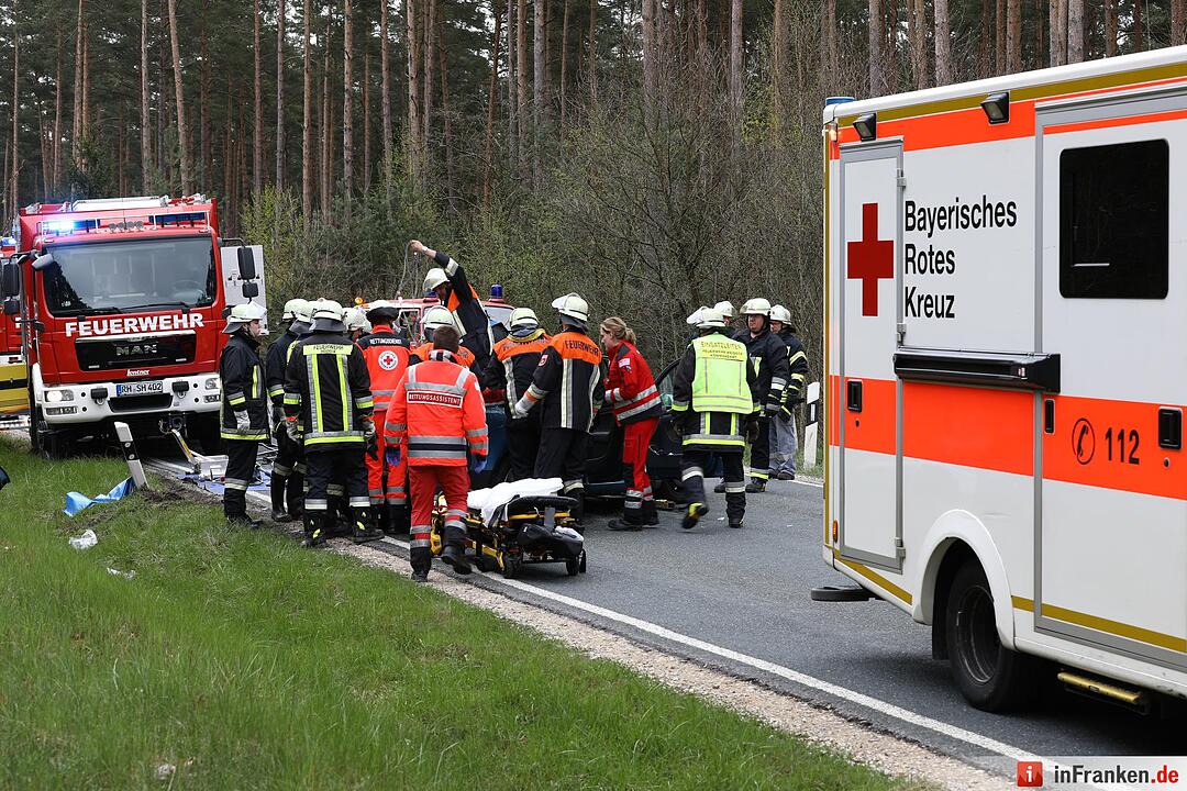 Golf kollidiert mit Traktor: 49-Jährige schwer verletzt
