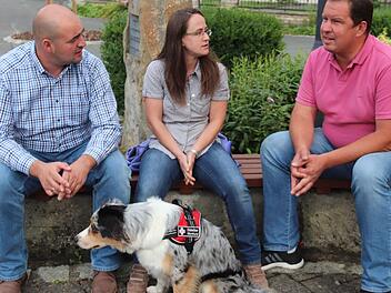 Pia Schuhmann berichtet Tim Scheppe (l.) und Günter Münch von ihren Sorgen. Foto: Johanna Blum