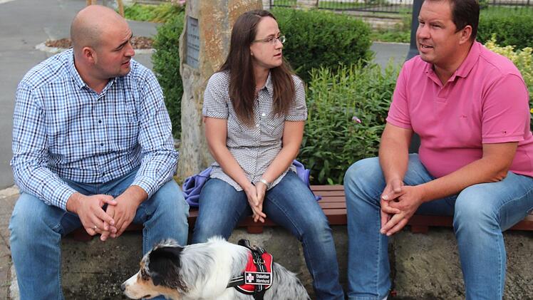 Pia Schuhmann berichtet Tim Scheppe (l.) und Günter Münch von ihren Sorgen. Foto: Johanna Blum