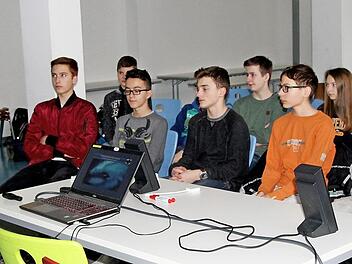 Sichtlich beeindruckt von den Informationen über "Cybermobbing" waren die Schüler bei der Veranstaltung, hier mit Kriminaloberkommissar Roland Schmied und Direktorin Manuel Küfner. Foto: Günther Geiling
