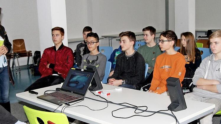 Sichtlich beeindruckt von den Informationen über "Cybermobbing" waren die Schüler bei der Veranstaltung, hier mit Kriminaloberkommissar Roland Schmied und Direktorin Manuel Küfner. Foto: Günther Geiling