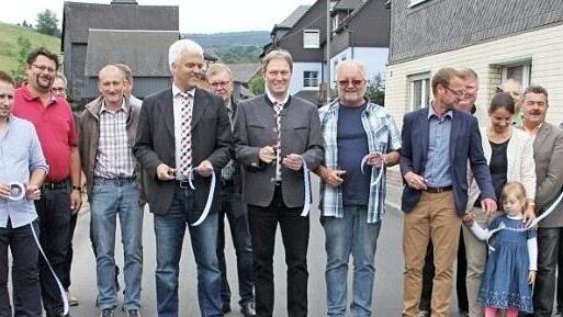 Landrat Klaus Löffler, Bürgermeister Timo Ehrhardt, Mitarbeiter der Verwaltungen und einige Fraktionsvorsitzende des Kreistags bei der offiziellen Verkehrsfreigabe.