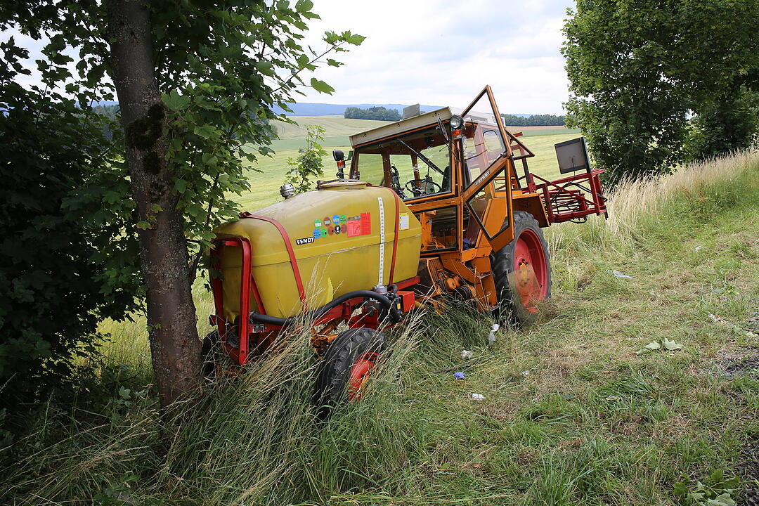 Der Traktor prallte gegen einen Baum