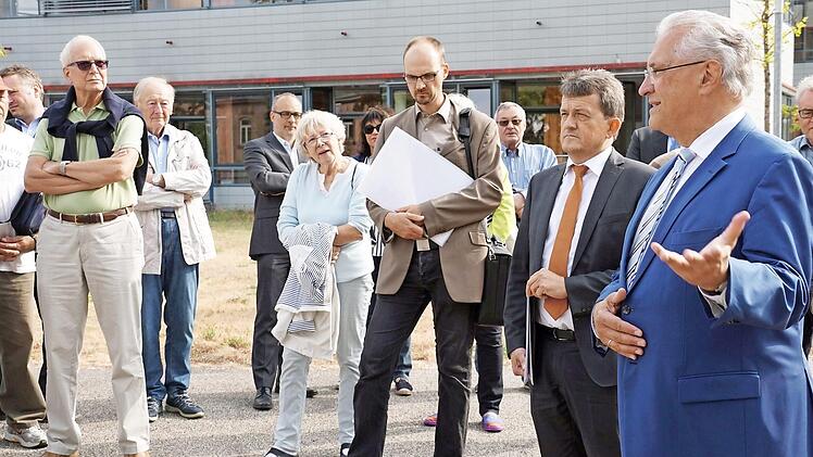 Innenminister Herrmann und Baudirektor Maußner (von rechts) erläuterten die Planungen für die ehemalige Heil- und Pflegeanstalt.