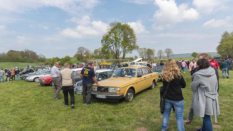 Auf der Wiese parkten die Oldtimer