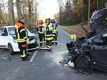 Frontal stießen die beiden beteiligten Autos zusammen. An beiden Kleinwagen entstand wirtschaftlicher Totalschaden. Die Feuerwehr Neustadt war zur Absicherung der Unfallstelle und zur Errichtung einer Umleitung im Einsatz. Foto: Michael Stelzner