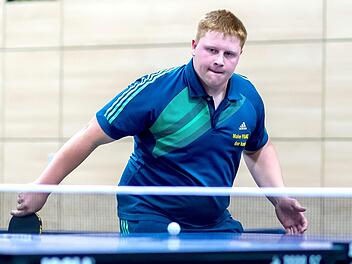 Tischtennis spielt Daniel Jermaschew nur noch gelegentlich. Aber die Hand am Ball hat der Arnshäuser immer noch. Foto: Anand Anders