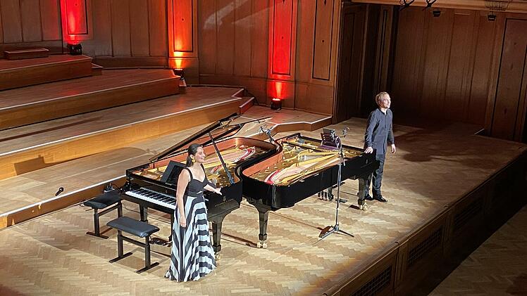Klavierduo, eine Rarität und in diesem Fall eine, die perfekt zueinander passt: Gülru Ensari und Herbert Schuch musizierten im Max-Littmann-Saal Klavierwerke zu vier Händen und an zwei Flügeln.