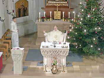 Dekan Michael Pflaum zelebriert die Weihnachtsmette in der Liebfrauenhauskirche.