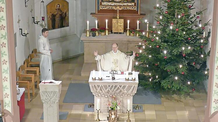 Dekan Michael Pflaum zelebriert die Weihnachtsmette in der Liebfrauenhauskirche.