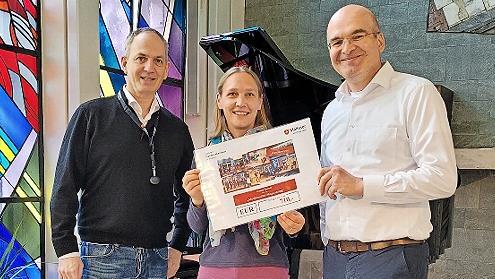Jürgen Bachmann, Mareike Jädicke und Dr. Carsten Haeckel bei der Übergabe der Spende für das Möhrendorfer Musikinstitut Singsalasing.