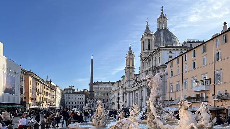 Leben auf der berühmten Piazza Navona. Im Heiligen Jahr 2025 werden in Rom 45 Millionen Besucher erwartet.