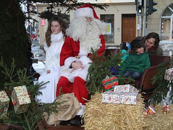 Mit dem Christkind und dem Nikolaus durften die Kinder in der Kutsche sitzen.  Fotos: Gerda Völk