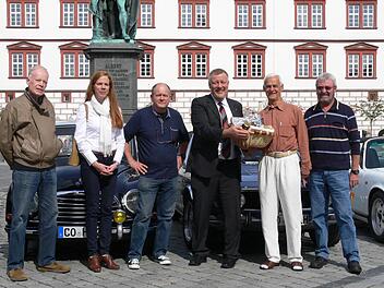 Coburgs OB Norbert Kastner schickte die Oldtimerfreunde mit besten Wünschen und einem Korb Leckereien auf den Weg.