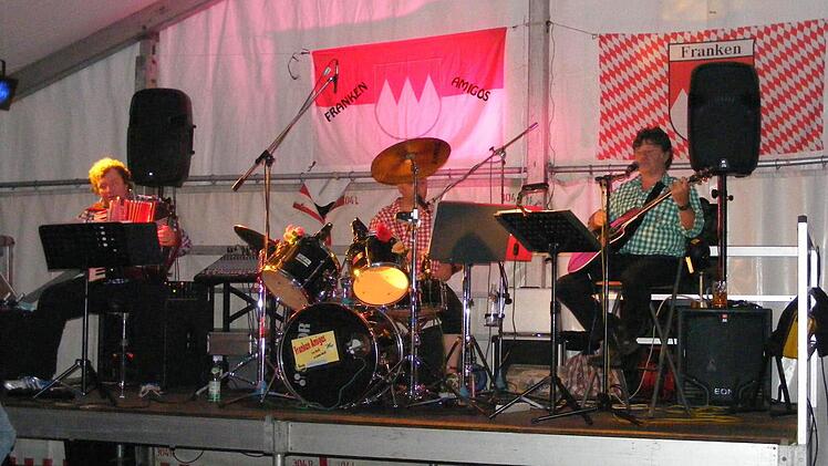 Im Zelt der Pfadfinder am Schlossberg spielten die Franken Amigos Schlager für Jung und Alt.